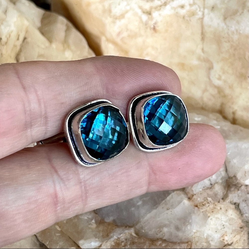 Square checkerboard faceted London blue crystal cuff links - Picture 3 of 4